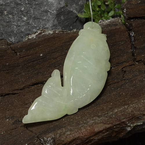 Medium Green Jade Edelstein - 26.3ct Geschnitzter Fisch mit Loch (ID: 484999)