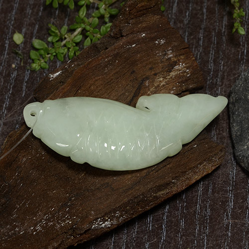 Vert moyen Jadéite gemme - 25.3ct Poisson gravé avec trou (ID: 485007)