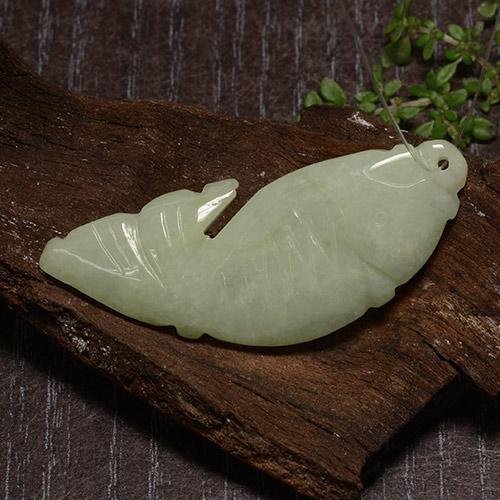 Verde claro cálido Jadeíta Gema - 28.7ct Pez tallado con agujero (ID: 485008)
