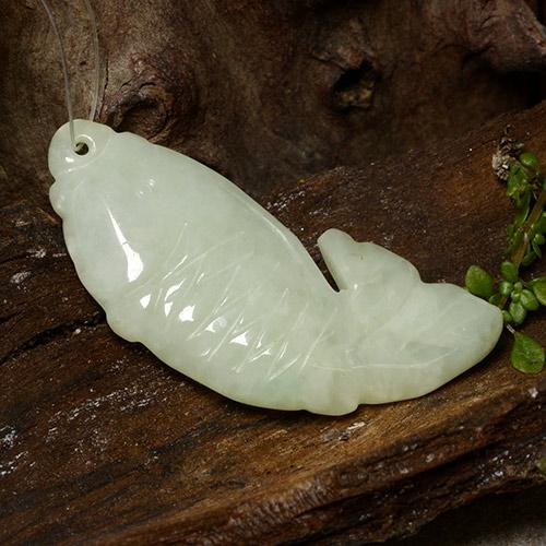 Verde medio Jadeíta Gema - 29.8ct Pez tallado con agujero (ID: 485064)