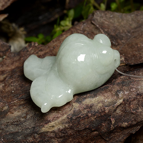 Jadéite Blanc carved fish with hole 31,75 ct de Birmanie, dimension 23,6 x 22,6mm, pierre gemme naturelle Non traité, pureté Translucide, 1 pièce Jadéite de couleur Blanc grisâtre, dureté Mohs de 6 à 6.5, Photo A