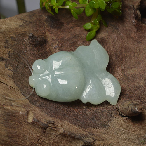 Medium Green Jade Edelstein - 22.8ct Geschnitzter Fisch mit Loch (ID: 494852)
