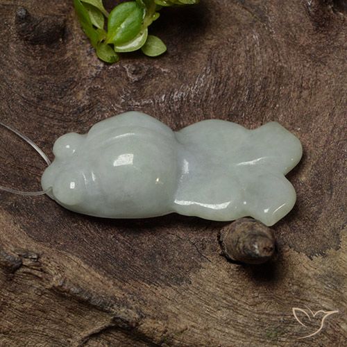 Jadéite Vert carved fish with hole 18,41 ct de Birmanie, dimension 26,3 x 13,9mm, pierre gemme naturelle Non traité, pureté Translucide, 1 pièce Jadéite de couleur Gris vert, dureté Mohs de 6 à 6.5, Photo A
