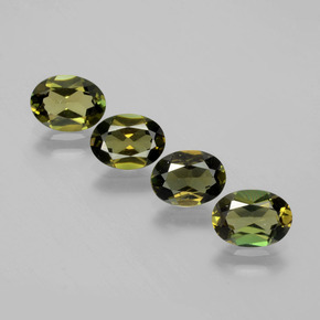 Темно-зеленый Корнерупин Камень - 0.8ct Фасетный Овал (ID: 394274)