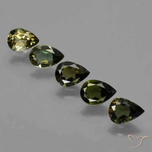 Lotto di 5 pezzi taglio pera verde Cornerupina dallo Sri Lanka - Peso totale 2,34 ct / avg. 0,47 ct ciascuno, dimensioni 6,3 x 4,5mm, colore: Verde scuro, durezza Mohs 6,5 - 7 adatto per gioielli da indossare ogni giorno, Photo A