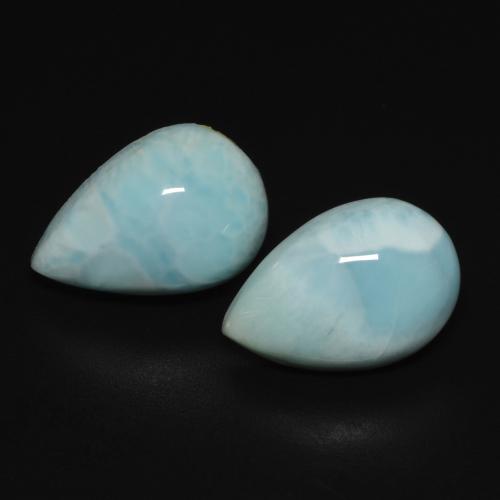 Par a juego de Larimar Azul Cabujón Pera de 13,2 x 9mm, peso de 7,3 ct en total / promedio. 3,65 ct cada uno, par de Larimar a juego en claridad Opaco en color Azul claro, piedra preciosa natural No tratado, dureza Mohs 4.5 - 5, Photo A