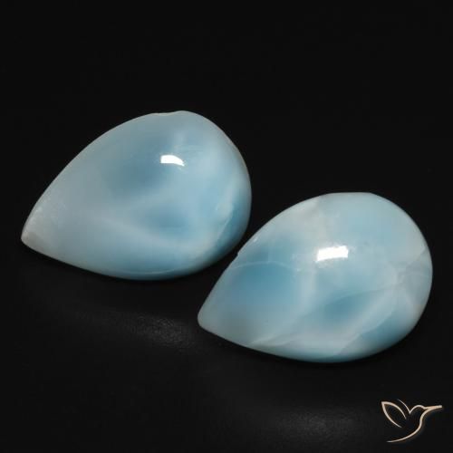 2 Larimars Poire assorties de 14,1 x 9,9mm, poids total de 8,93 ct / moyenne de 4,47 ct chacune, Bleu ciel léger à pureté Opaque , pierre gemme naturelle Non traité, dureté Mohs de 4.5 à 5, Photo A