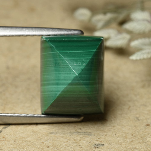 10,2 x 8,2mm Malachite verde Baguette Pan di Zucchero Cabochon dal Congo, peso di 7,12 ct, pietra preziosa naturale non trattati in purezza Opaque, Malachite 1pz - il colore è Verde medio, durezza Mohs di 3,5 - 4, Photo A