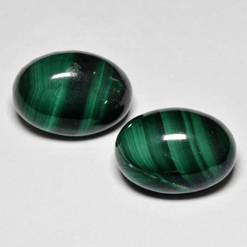 Coppia abbinata di 14 x 11,1mm taglio ovale Verde Malachite , peso di 17,39 ct totali / media. 8,7 ct ciascuno, coppia Malachite abbinata in purezza Opaque in colore Verde multicolore, pietra preziosa naturale non trattati, durezza Mohs 3,5 - 4, Photo A