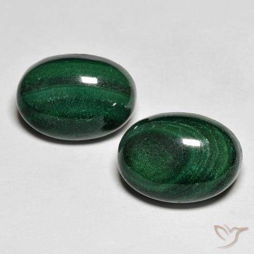 Coppia Malachite Ovale abbinata 14,1 x 10,1mm - Peso 17,59 ct totali / media. 8,8 ct ciascuno, pietra preziosa naturale non trattati, colore Verde scuro in purezza Opaque, durezza Mohs 3,5 - 4, Photo A