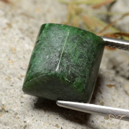 Maw-Sit-Sit Verde Cabujón Baguette Sugarloaf de 11,6 x 10,6mm de Myanmar, peso de 9.77ct, piedra preciosa No tratado de forma natural en claridad Opaco, Maw-Sit-Sit de 1 pieza: el color es Verde oscuro, dureza Mohs de 6 - 7, Photo A