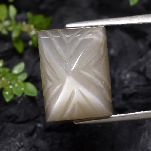 Brun arachide léger Pierre de Lune gemme - 13.2ct Coussin gravé (ID: 472624)