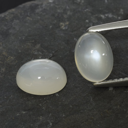 Paire assortie Pierre de Lune Blanc Ovale de 8,2 x 6,2mm, poids total de 2,95 ct (1,48 ct en moyenne pour chaque), paire Pierre de Lune assorties de pureté Translucide et de couleur Blanc chaud, pierre gemme naturelle Non traité, dureté Mohs de 6 à 6.5, Photo A