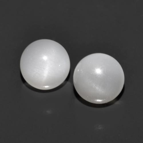 Passendes Paar 5,1mm Rund Cabochon runder Mondstein, Gewicht von insgesamt 1,19 ct/Durchschn. je 0,6 ct, passendes Mondstein-Paar in Translucent Reinheit in Durchscheinendes Weiß Farbe, Garantiert natürliche Edelsteine, Mohs-Härte 6 - 6,5, Photo A