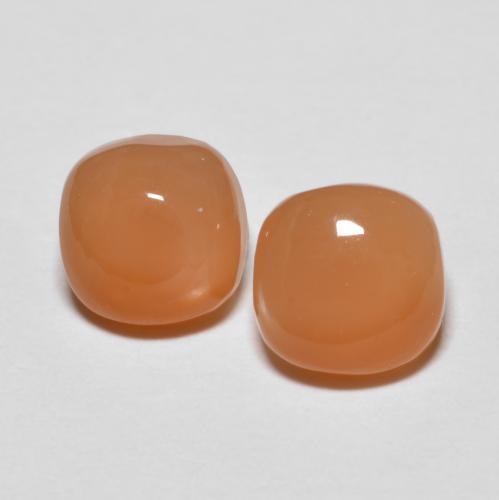 Passendes Paar 6,4 x 6mm Kissen Cabochon kissenschliff Mondstein, Gewicht von insgesamt 1,86 ct/Durchschn. je 0,93 ct, passendes Mondstein-Paar in Translucent Reinheit in Mittelorange Farbe, Garantiert natürliche Edelsteine, Mohs-Härte 6 - 6,5, Photo A