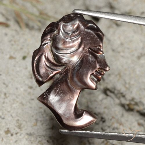 Madreperla 19,6x13,2 mm marrone Cameo intagliato dalla Cina, peso di 3,45 ct, gemma naturale non trattati in purezza Opaque, 1 pezzo Madreperla - Colore: Marrone cioccolato, durezza Mohs di 2,5 - 4,5, Photo A