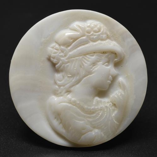 Nacre Blanc cassé Tour 12,48 ct de Chine, Dimension 25mm, Pierre gemme naturelle Eau douce naturelle, pureté Opaque , 1 pièce Nacre round carved cameo, dureté de Mohs de 2.5 à 4.5, Photo A