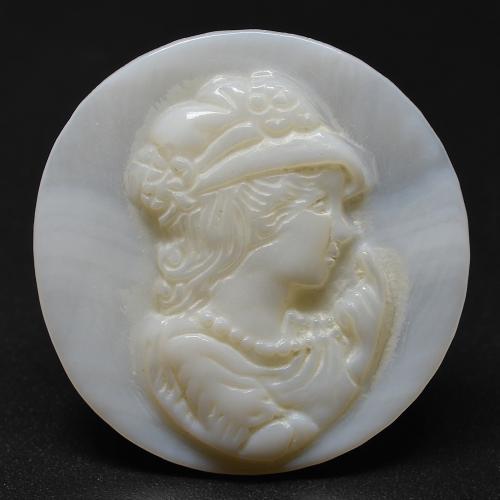 Off White Mother of Pearl Gem - 11.4ct Round Carved Cameo (ID: 585637)