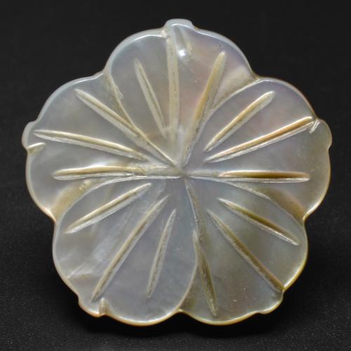 Pearl White Mother of Pearl Gem - 18.7ct Carved Flower (ID: 585653)