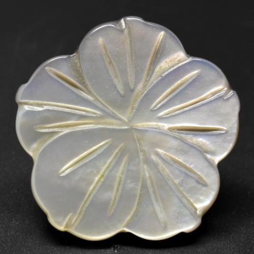 Pearl White Madreperla Gem - 18.5ct Fiore intagliato (ID: 585662)
