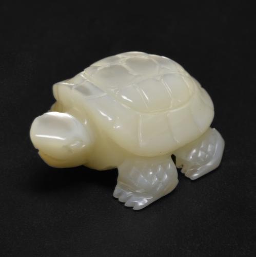 Blanco perlado Madreperla Gema - 12.6ct Tallada en Forma de Tortuga (ID: 587767)