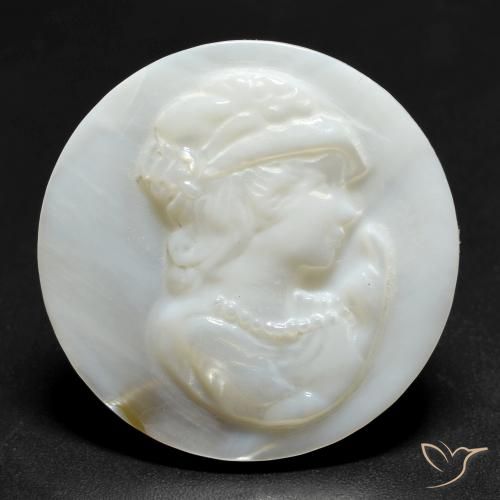 Nacre Blanc round carved cameo 25mm de Chine, poids de 13,7 ct, pierre gemme naturelle Eau douce naturelle de pureté Opaque , 1 pièce Nacre, couleur : Blanc perle, dureté de Mohs de 2.5 à 4.5, Photo A