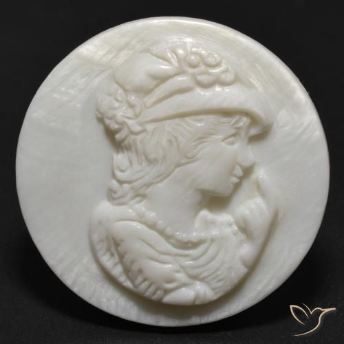Madreperla Cameo rotondo intagliato da 17,11 ct dalla Cina, dimensione 25mm, purezza Opaque, pietra preziosa naturale Acqua dolce naturale, Madreperla 1pc in colore bianco perla, durezza Mohs di 2,5 - 4,5, Photo A
