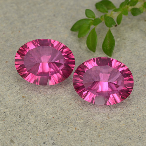 2 Stück/Paar Oval Mystik Topas in Größe 9,2 x 7,2mm, Gewicht 4,17 ct gesamt / durchschnittl. 2,09 ct, Dunkelpink in VS Reinheit, Garantiert natürliche Edelsteine, Mohs-Härte 8 Geeignet für den täglichen Gebrauch im Schmuck, Photo A