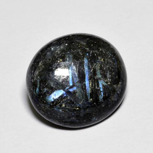 Nuummite Negro Cabujón Óvalo de 8.09 ct de India, dimensión 13,8 x 12,4mm, piedra preciosa natural No tratado, claridad Opaco, Nuummite de 1 pieza en color Negro con destello azul, dureza Mohs de 5.5 - 6, Photo A