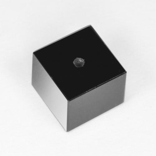 Onice drilled cube da 5,16 ct dal Myanmar, dimensione 8,1 x 7,9mm, purezza Opaque, pietra preziosa naturale Tinto, Onice 1pc in colore Nero, durezza Mohs di 6,5 - 7 adatto per gioielli da indossare ogni giorno, Photo A