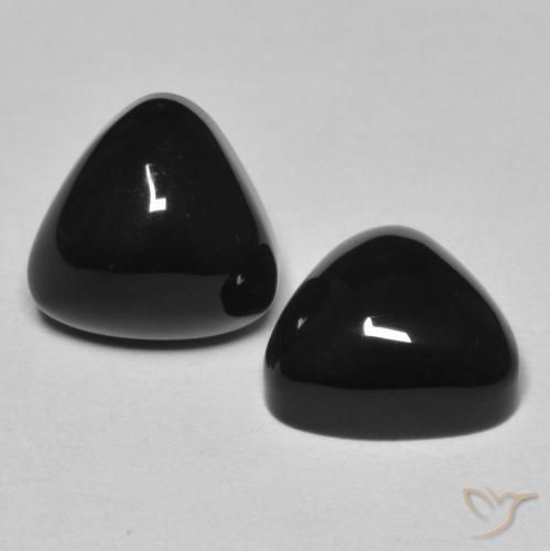 2 Stück trillionenschliff schwarzer Onyx in der Größe 9,9 x 9,4mm, Gewicht 6,79 ct gesamt / durchschn. Je 3,4 ct, Schwarz in Opaque Reinheit, Natürlicher Edelstein, Mohs-Härte 6,5 - 7 Geeignet für den täglichen Gebrauch im Schmuck , Photo A