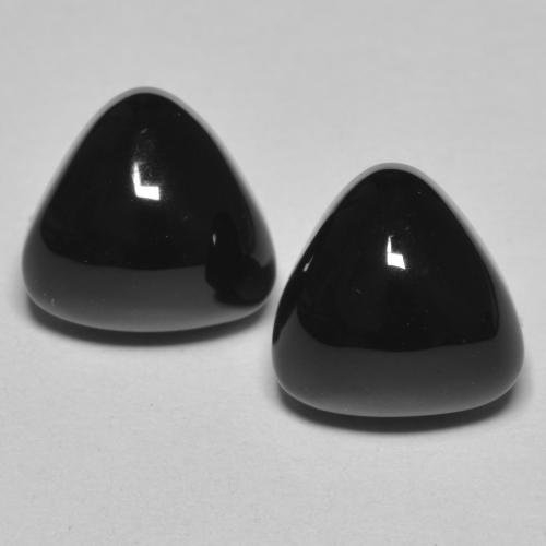 2 pezzi Onice taglio trilioni abbinati di dimensioni 9,9 x 9,3mm, peso 6,54 ct totali / media. 3,27 ct ciascuno, Nero in purezza Opaque, pietra preziosa naturale , durezza Mohs 6,5 - 7 adatto per gioielli da indossare ogni giorno, Photo A