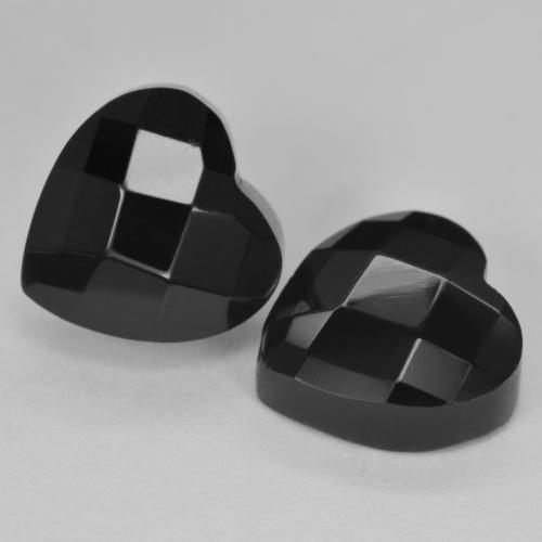 Coppia Onice Cuore abbinata 10,5 x 10,4mm - Peso 8,33 ct totali / media. 4,17 ct ciascuno, pietra preziosa naturale , colore Nero in purezza Opaque, durezza Mohs 6,5 - 7 adatto per gioielli da indossare ogni giorno, Photo A