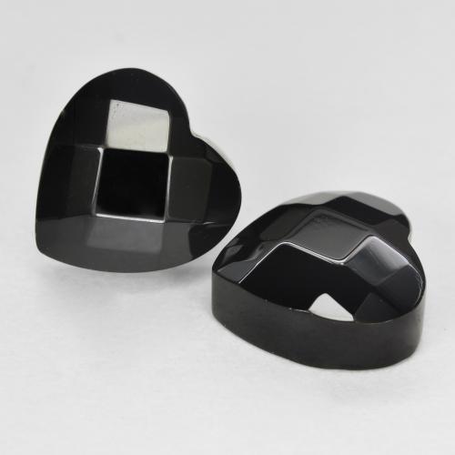 Coppia abbinata di 10,5 x 10,4mm taglio cuore Nero Onice , peso di 8,51 ct totali / media. 4,26 ct ciascuno, coppia Onice abbinata in purezza Opaque in colore Nero, pietra preziosa naturale Tinto, durezza Mohs 6,5 - 7 adatto per gioielli da indossare ogni giorno, Photo A