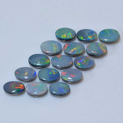 15-teiliges Set ovaler mehrfarbiger Opal-Dublette aus Australian - Gewicht 5,66 ct gesamt / Durchschn. je 0,38ct, Größe 6,1 x 3,9mm, Farbe: Mehrfarbig, Mohs-Härte 5,5 - 6,5, Photo A