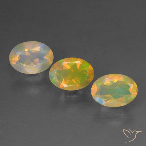 Lotto di 3 pezzi taglio ovale multicolore Opale dall'Etiopia - Peso totale 1,4 ct / avg. 0,47 ct ciascuno, dimensioni 7 x 5,1mm, colore: Multicolore, durezza Mohs 5,5 - 6,5, Simboleggia l'amore, la passione, il desiderio, Photo A