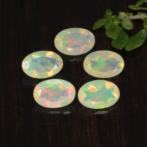 Lotto Opale taglio ovale da 5 pezzi 6,1 x 4,1mm - Peso totale di 1,36 ct / avg. 0,27 ct ciascuno, colore: Multicolore, durezza Mohs 5,5 - 6,5, Pietra di Cupido, Photo A