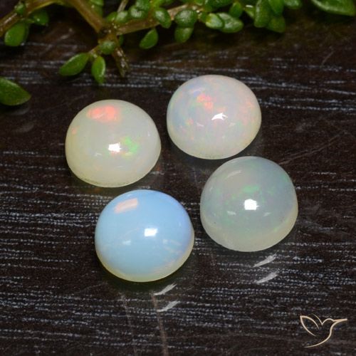 4 Stück/Set runder mehrfarbiger Opal aus Äthiopien - Größe 6,1mm, Gewicht 2,26 ct gesamt / Durchschn. je 0,57 ct, Mohs-Härte 5,5 - 6,5, Jahr des Schlangen-Edelsteins, Photo A
