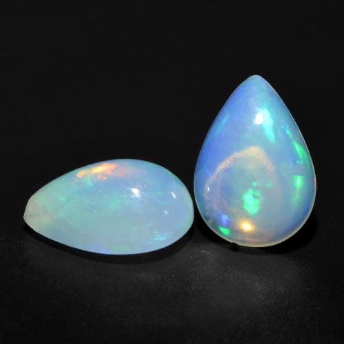 Bläulich-weiß Opal Edelstein - 1.2ct Birnen Cabochon (ID: 537754)