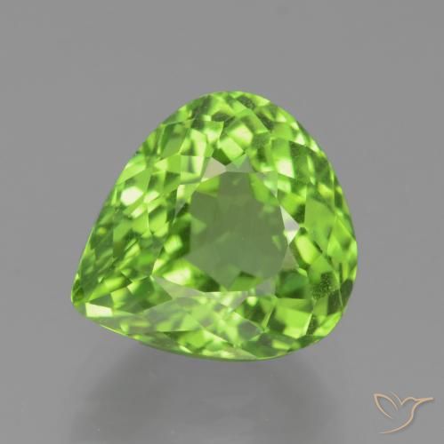 4,74 ct Peridot im Birnenschliff, 10,4 x 9,6 mm aus Myanmar, Photo A