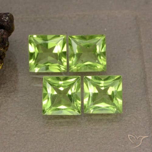 Vert éclatant Péridot gemme - 0.7ct Coupe-princess (ID: 473230)