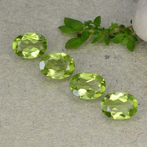 4.86 قيراط بيضاوي قص الزبرجد ، <cite dir="ltr" lang="en">8 x 5.8</cite> ملم من الصين, Photo A
