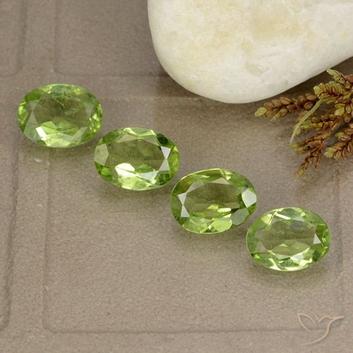 Lote de Peridoto Verde Ovalada de 4 piezas de China - Peso 4,15 ct en total / promedio. 1,04 ct cada uno, Tamaño 7,8 x 5,7mm, Color: Verde vivo claro, Dureza Mohs 6.5 - 7 Adecuado para joyas de uso diario, Photo A