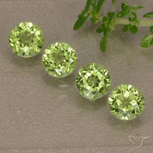 4-teiliges runder grüner Peridot / Set aus China - Gewicht 1,79 ct gesamt / Durchschn. je 0,45 ct, Größe 4,6mm, Farbe: Leichtes lebendiges Grün, Mohs-Härte 6,5 - 7 Geeignet für den täglichen Gebrauch im Schmuck, Photo A
