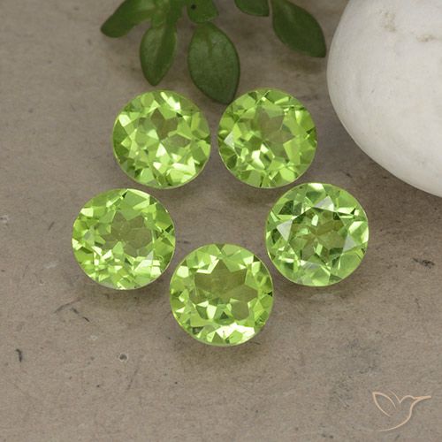Lote de 5 piezas de Peridoto Verde vivo claro Circular de China - Peso 3,92 ct en total / promedio. 0,78 ct cada uno, Tamaño 5,8mm, Color: Verde vivo claro, Dureza Mohs 6.5 - 7 Adecuado para joyas de uso diario, Photo A