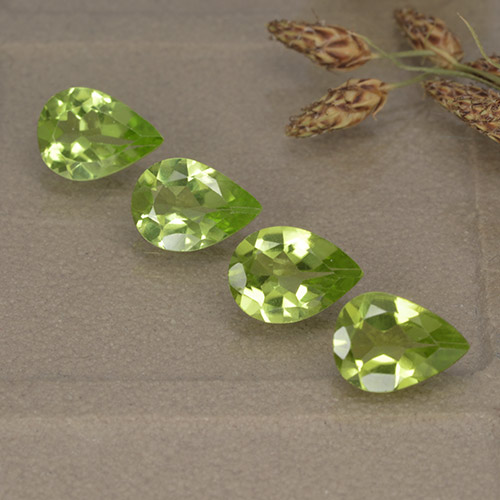 Lebendiges grün Peridot Edelstein - 0.6ct Birnen Schliff (ID: 497263)