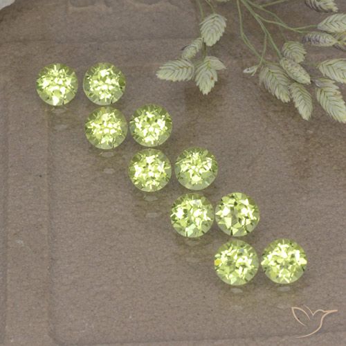 Lotto taglio rotondo di 10 pezzi Peridoto verde dalla Cina - peso totale di 1,32 ct / media. 0,13 ct ciascuno, misura 3mm, colore: Verde chiaro, durezza Mohs 6,5 - 7 adatto per gioielli da indossare ogni giorno, Photo A