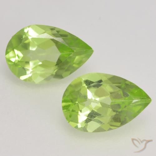6,1 x 4,1mm Paar birnenschliff Peridot - Gewicht 0,86 ct gesamt / durchschn. 0,43 ct, Leichtes lebendiges Grün Farbe in VVS-VS Reinheit, natürlicher Edelstein, Mohs-Härte 6,5 - 7 Geeignet für den täglichen Gebrauch im Schmuck, Photo A