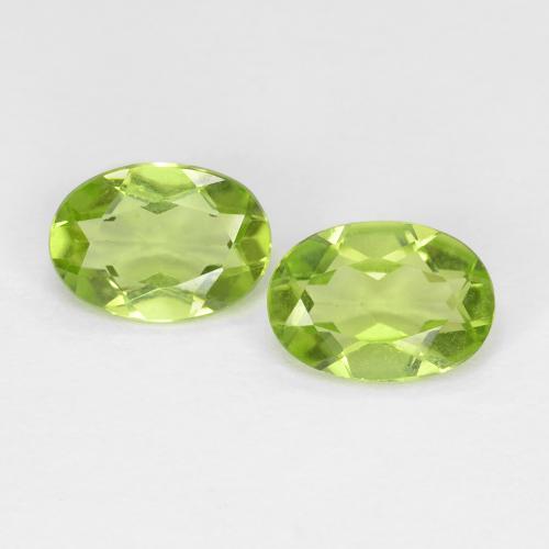 7,1 x 5,1mm Paar ovaler Peridot - Gewicht 1,56 ct gesamt / durchschn. 0,78 ct, Leichtes lebendiges Grün Farbe in VS Reinheit, natürlicher Edelstein, Mohs-Härte 6,5 - 7 Geeignet für den täglichen Gebrauch im Schmuck, Photo A