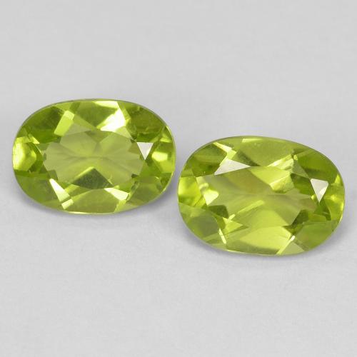 Coppia Peridoto Ovale abbinata 7,1 x 5mm - Peso 1,85 ct totali / media. 0,93 ct ciascuno, pietra preziosa naturale non trattati, colore Verde giallastro in purezza VVS-VS, durezza Mohs 6,5 - 7 adatto per gioielli da indossare ogni giorno, Photo A